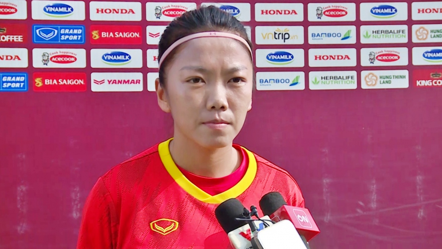 Huỳnh Như động viên các cầu thủ trẻ của ĐT nữ Việt Nam trước thềm AFF Cup 2022