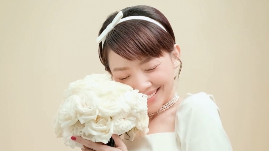 đầm cưới chính thức của Tóc Tiên vô cùng đơn giản
