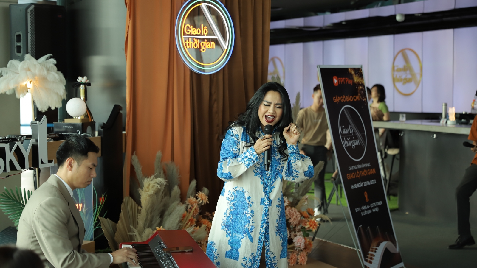 Diva Thanh Lam kết hợp Bùi Công Nam trong "Giao lộ thời gian" 