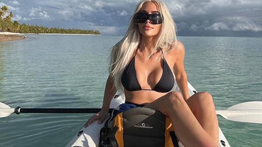 Kim Kardashian nhuộm tóc bạch kim, diện bikini khoe body "bốc lửa" trên biển