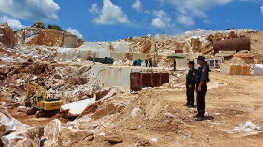 Hàng loạt cán bộ ở Nghệ An bị kỷ luật liên quan vụ khai thác đá trắng