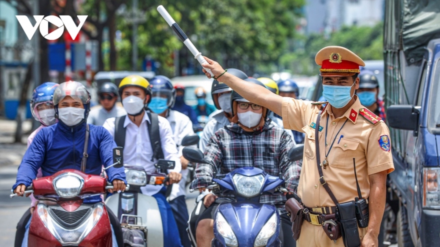 Police brave scorching sun to regulate traffic in capital city 