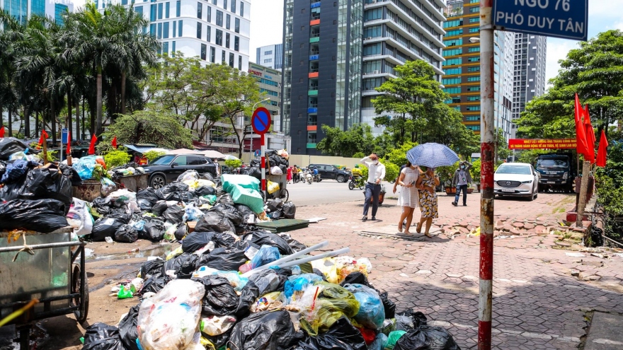 Rác thải chất đống, bốc mùi hôi thối trên nhiều tuyến phố Hà Nội