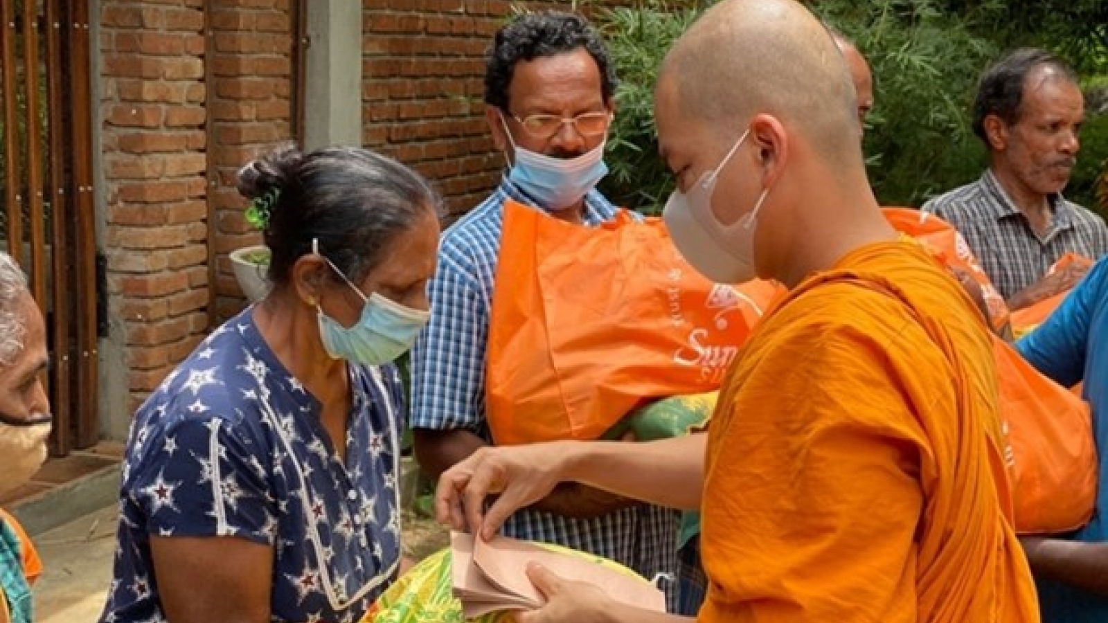 VBS hands over cash assistance to Sri Lanka people