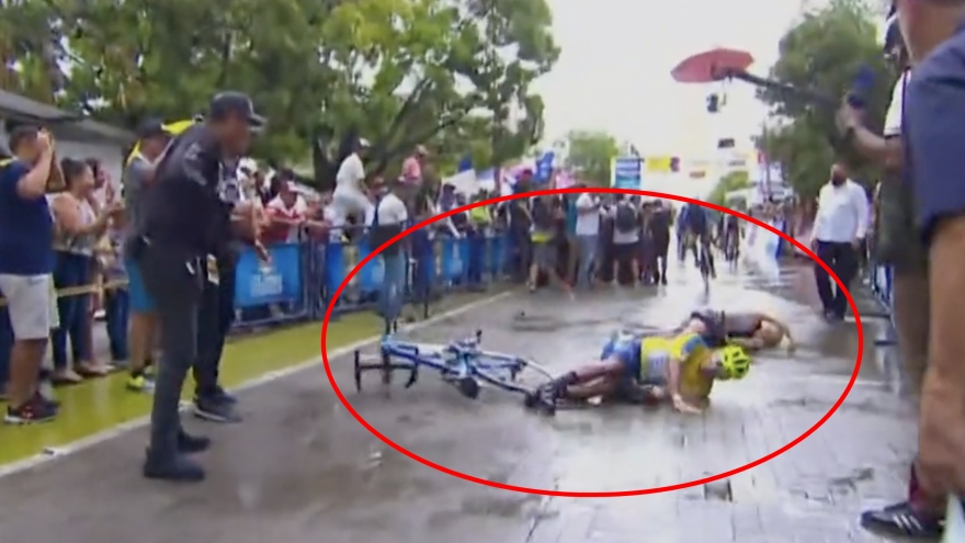 Tay đua xe đạp tông vợ ngã bất tỉnh khi về đích