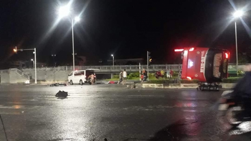 Four killed and 12 injured in Ninh Binh bus crash 