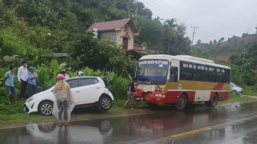 Hai người bị thương khi xe bus va chạm với ô tô con