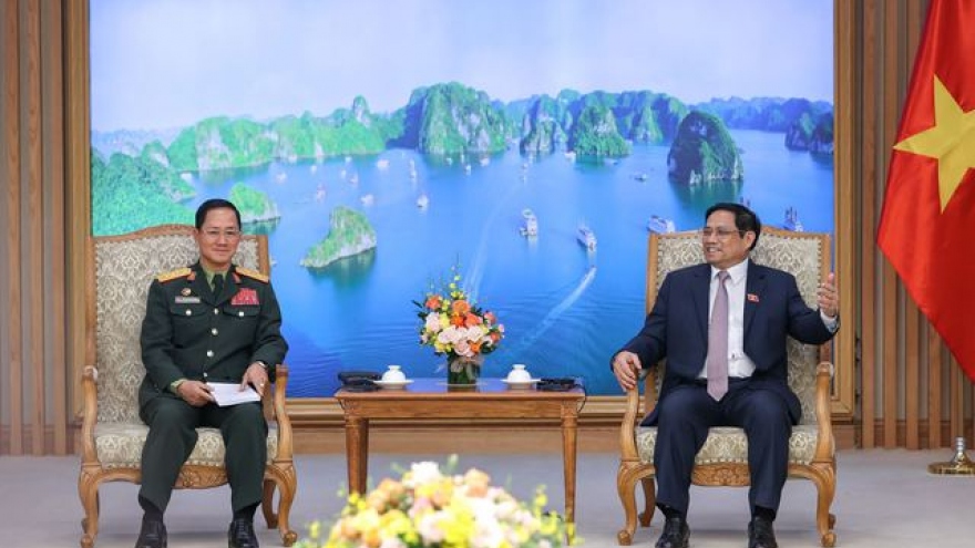 Thủ tướng: Việt- Lào tăng cường hợp tác, nâng cao năng lực quốc phòng