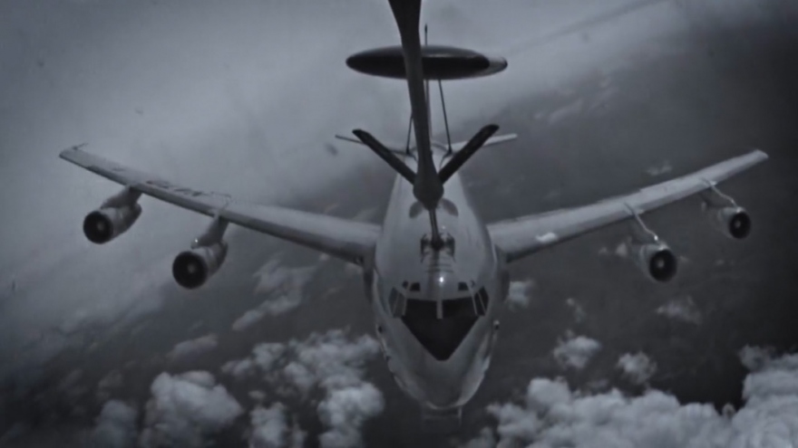 Máy bay KC-767 tiếp nhiên liệu cho EV-8 và E-3A trong khuôn khổ tập trận của NATO