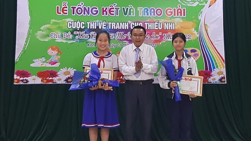 Trao giải cuộc thi vẽ tranh thiếu nhi Khu vui chơi mơ ước của em tại Kon Tum