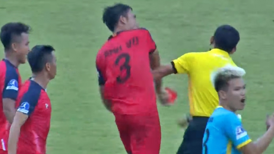 Cầu thủ Bình Thuận hùng hổ đánh trọng tài khi bị rút thẻ đỏ