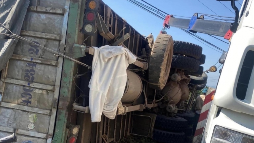Xe tải lật trên đèo Phú Sơn (Lâm Đồng), 5 người bị thương