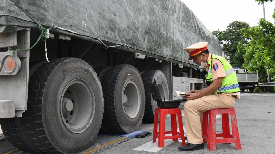 Tước phù hiệu xe chở quá tải trên cao tốc Pháp Vân - Cầu Giẽ