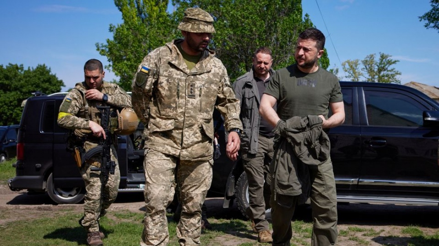 Tổng thống Ukraine thăm các binh sỹ ở Donbass