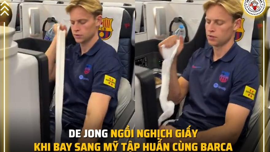 Biếm họa 24h: De Jong nghĩ về MU khi du đấu cùng Barca