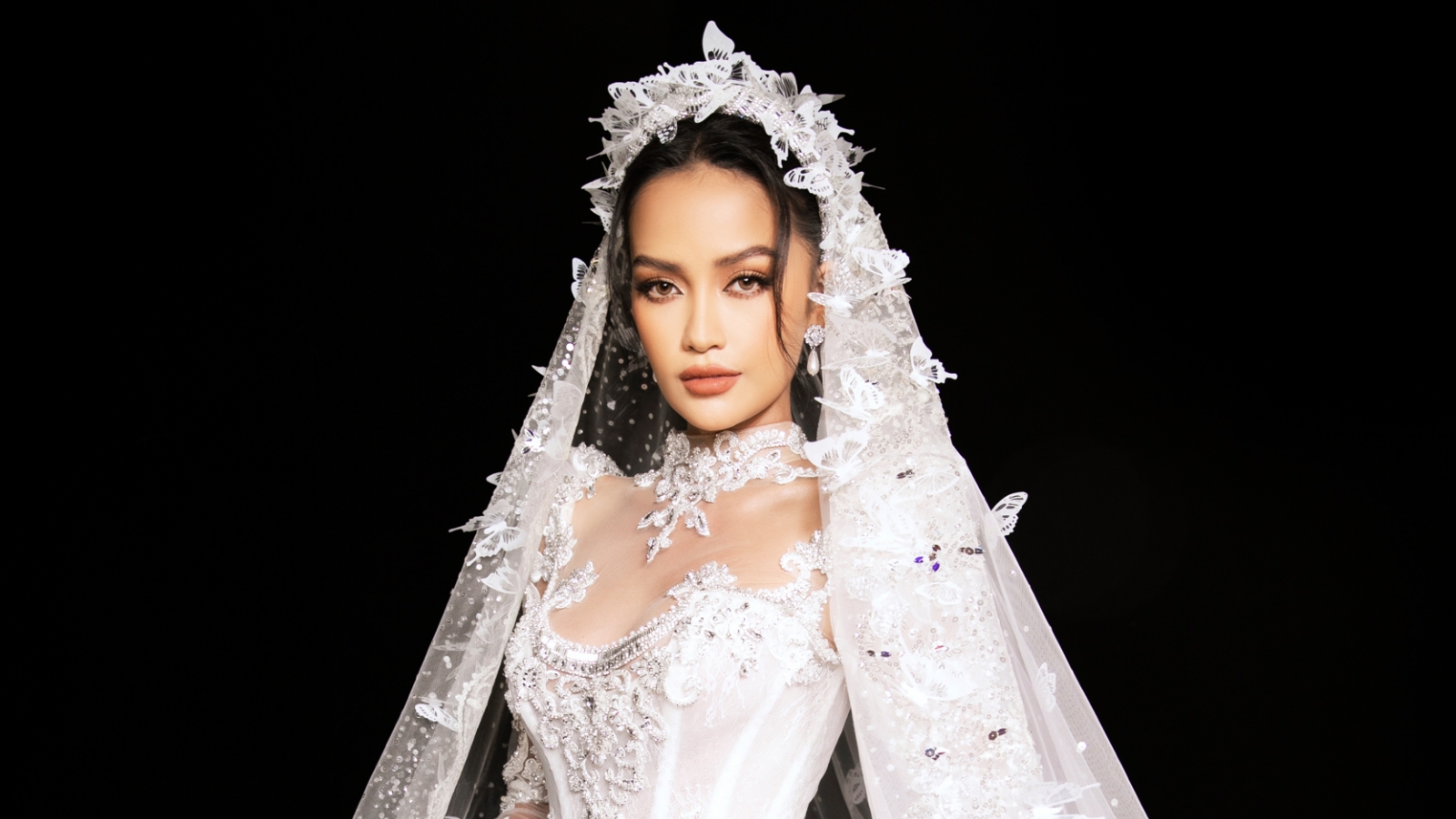 Hoa hậu Ngọc Châu mặc váy cưới nặng 20 kg trên sàn catwalk