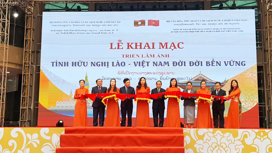 Khai mạc Triển lãm ảnh về tình hữu nghị Lào-Việt Nam