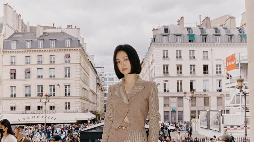 Song Hye Kyo trẻ trung khoe sắc tại sự kiện thời trang của Fendi