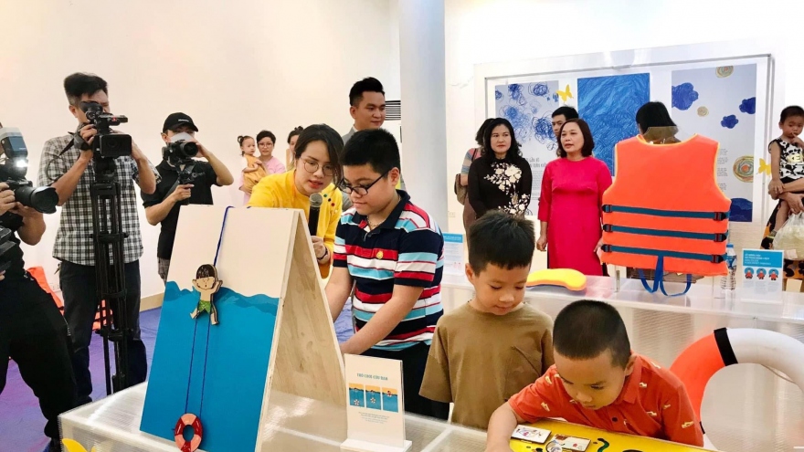 Trẻ em học kỹ năng chống đuối nước qua triển lãm nghệ thuật