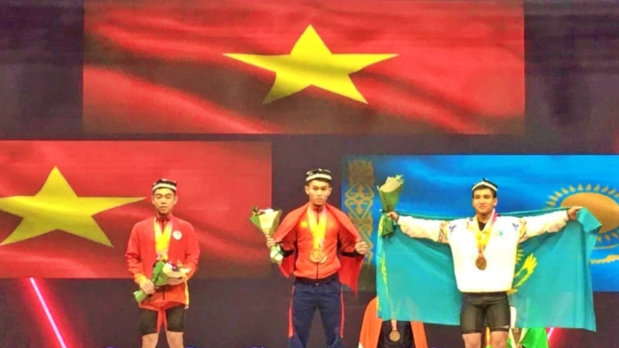 Lực sĩ 15 tuổi của Việt Nam phá 3 kỷ lục thế giới