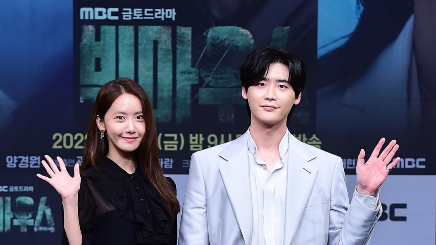 "Nữ thần" YoonA (SNSD) rạng rỡ, sánh đôi cùng tài tử Lee Jong Suk