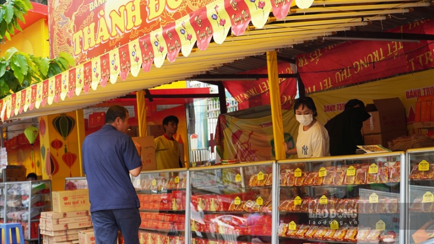 Moon cake makers start sales early this year