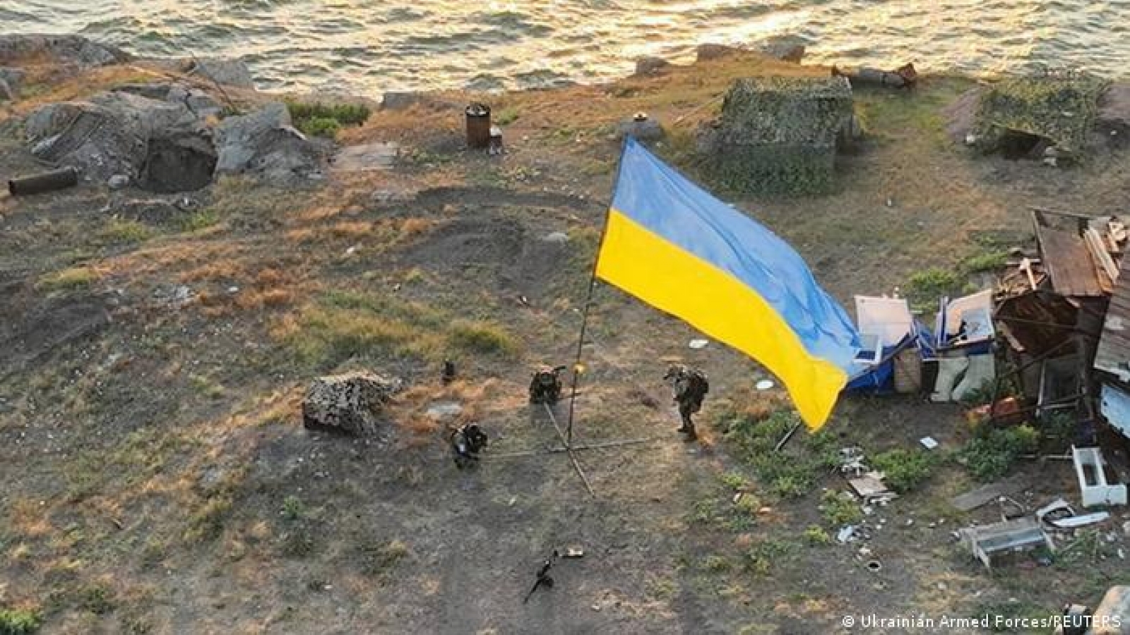 Ukraine cắm cờ trên Đảo Rắn