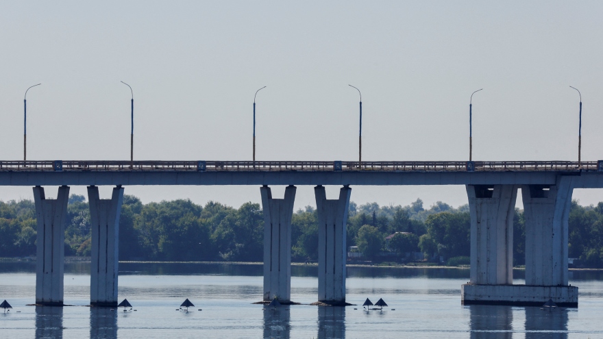 Ukraine tuyên bố dùng pháo HIMARS bắn phá cây cầu bắc qua sông Dnipro