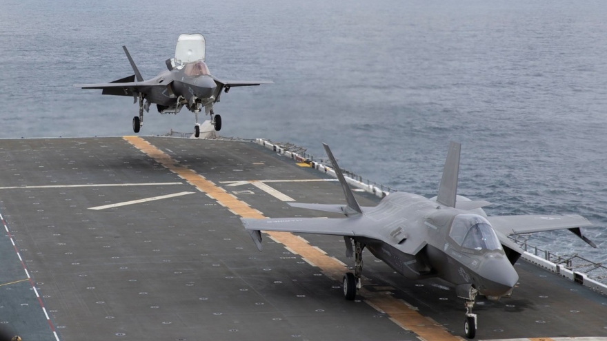 F-35B Lightning II diễn tập cất-hạ cánh trên tàu tấn công đổ bộ USS Tripoli