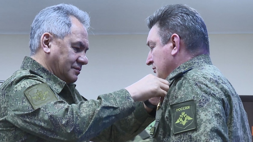 Tướng Shoigu thị sát mặt trận Ukraine, trao huân chương cho sĩ quan Nga