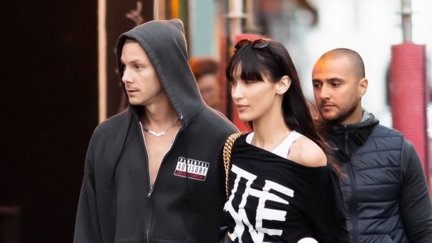 Bella Hadid diện mạo khác lạ, tình cảm nắm tay bạn trai đi mua sắm