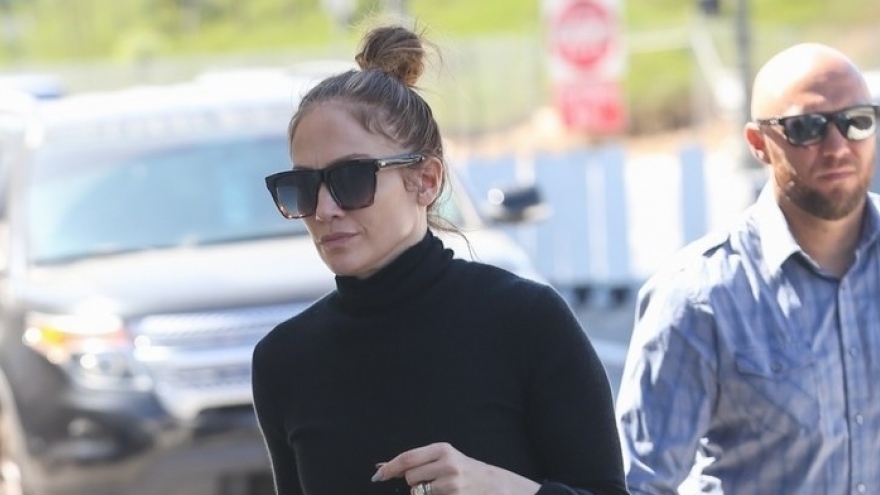 Jennifer Lopez để mặt mộc ra phố sau khi kết hôn lần 4
