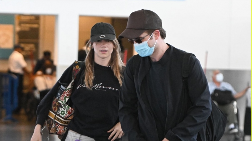 Robert Pattinson và bạn gái lên đồ đồng điệu xuất hiện tại sân bay
