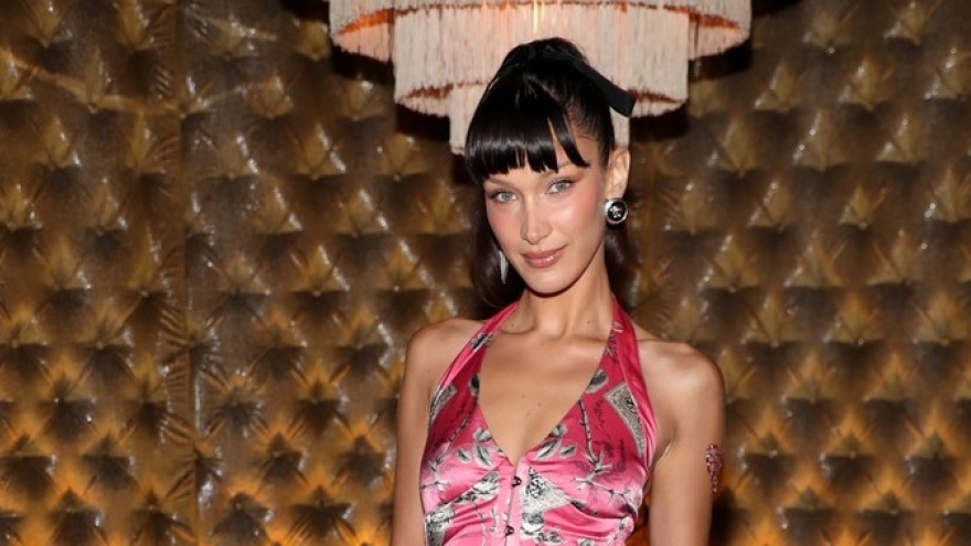 Bella Hadid diện đầm cổ yếm gợi cảm ra mắt thương hiệu đồ uống mới