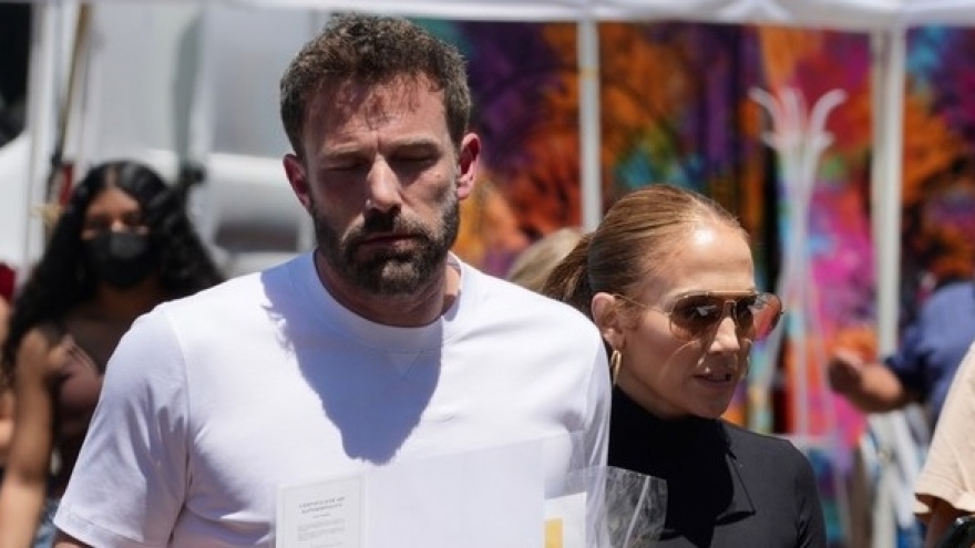 Jennifer Lopez và bạn trai nắm tay tình cảm đi mua sắm