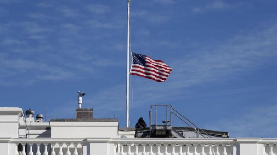 Tổng thống Mỹ Biden ra lệnh treo cờ rủ để tưởng nhớ cựu Thủ tướng Nhật Bản 