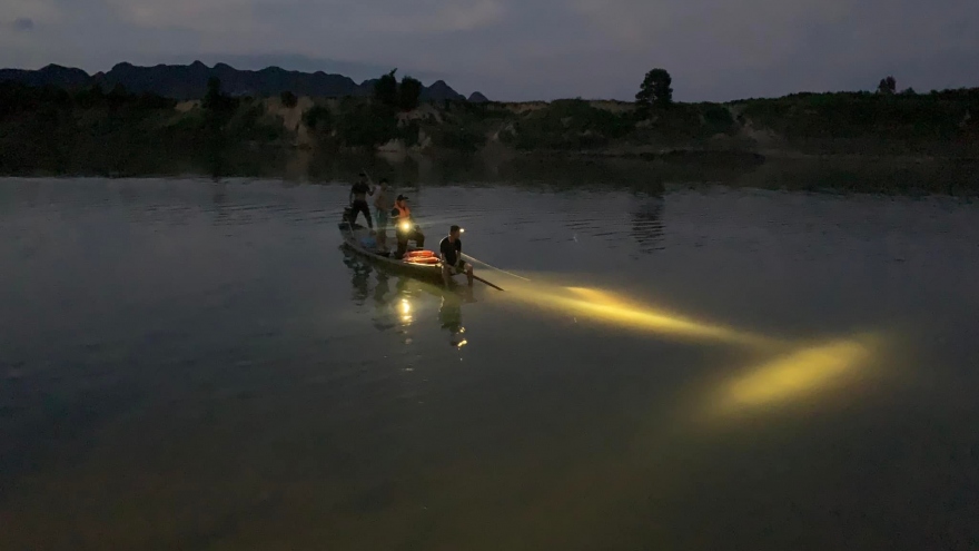 Nỗ lực tìm kiếm 2 bé trai nghi đuối nước trên sông Con