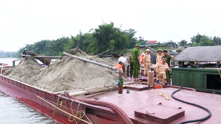 Hàng chục cảnh sát vây ráp trên sông Lam bắt 5 tàu hút cát trái phép