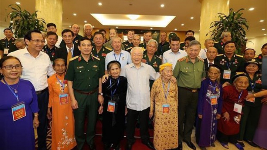 Party chief meets revolution contributors