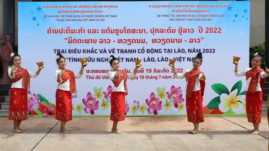 Sculpture and poster camp on Vietnam-Laos relations opens