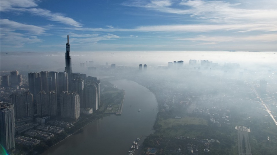 HCM City residents wake to a city blanketed in thick fog