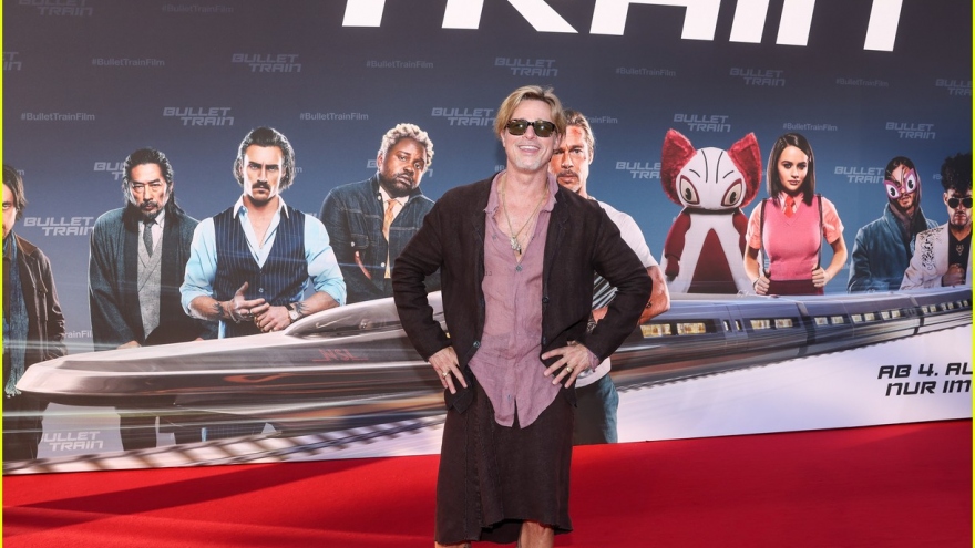 Tài tử Brad Pitt mặc váy trên thảm đỏ ra mắt phim mới