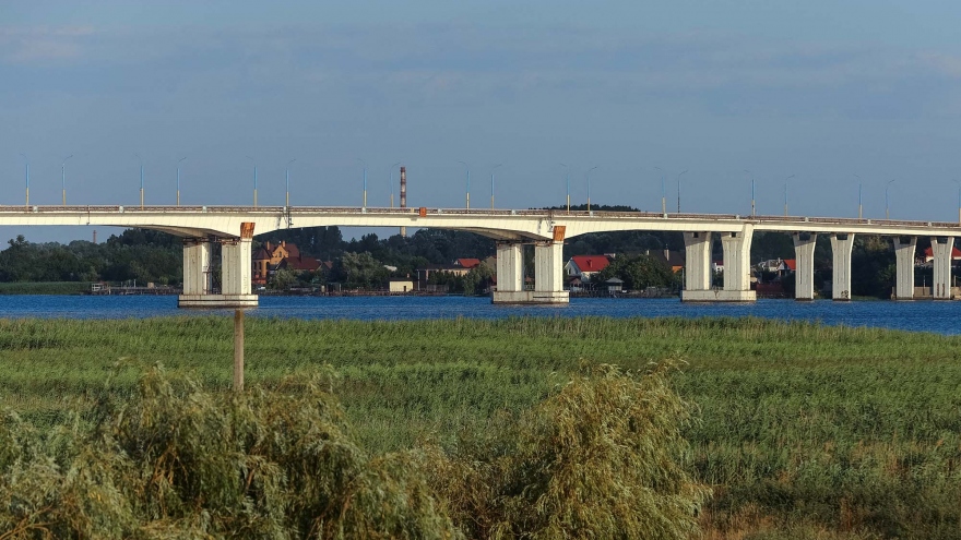 Ukraine tiếp tục dội tên lửa nhằm phá hủy cây cầu trọng yếu ở Kherson