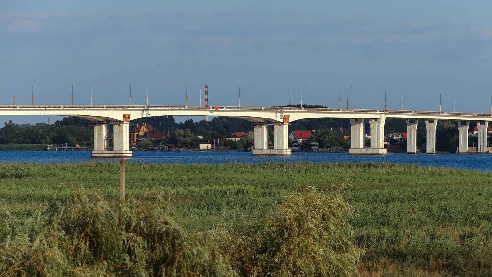 Ukraine tiếp tục dội tên lửa nhằm phá hủy cây cầu trọng yếu ở Kherson