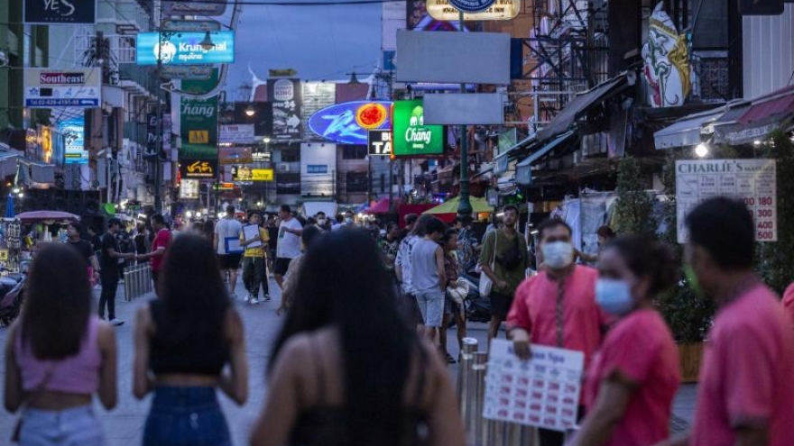 Cảnh sát Bangkok cảnh báo du khách về cần sa trên phố Khao San