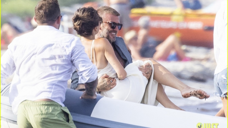 Khoảnh khắc David Beckham khoe body vạm vỡ bế vợ ra khỏi thuyền "đốn tim" fans