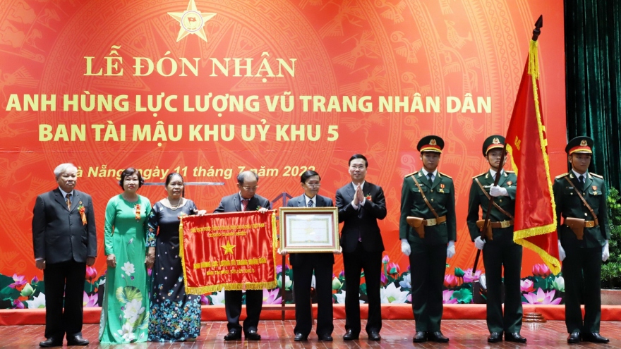 Ban Tài mậu Khu ủy Khu 5 đón nhận danh hiệu Anh hùng LLVT nhân dân