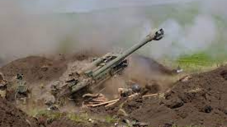 Quân đội Ukraine khai hỏa lựu pháo M777 và FH70 tại Donbass