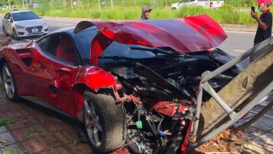 Vụ siêu xe Ferrari nát đầu vì đâm vào gốc cây: Tranh cãi "không ai chịu ai"