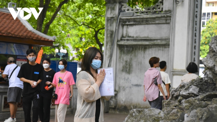 Hanoi students pray for good luck ahead of graduation exams
